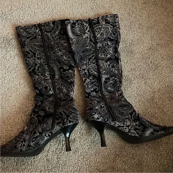 Black Grey Silver Paisley Floral Print Velvet Pointed Toe Kitten Heel Knee Boots - Picture 2 of 3